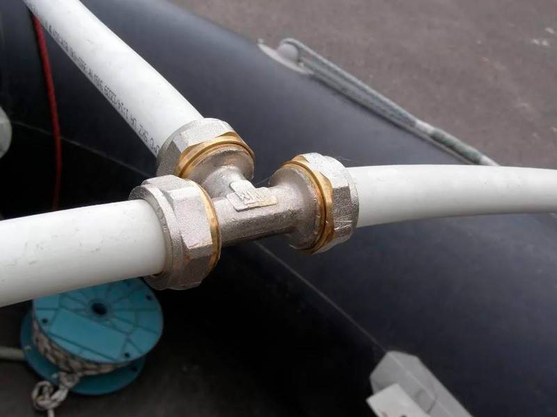 Installation de robinets pour connecter la machine à laver à l'alimentation en eau