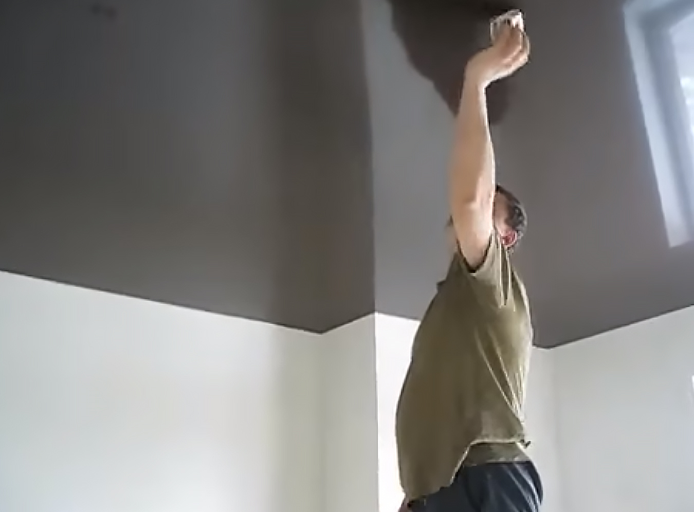 Comment laver les plafonds tendus ?