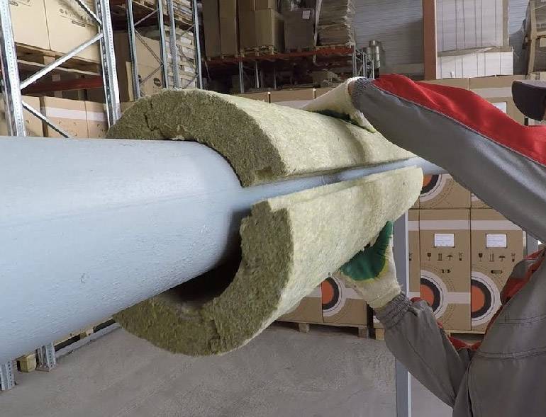 Isolation thermique des tuyaux de chauffage et de l'eau chaude avec du polyéthylène expansé, les avantages de l'isolation par rapport aux autres appareils de chauffage