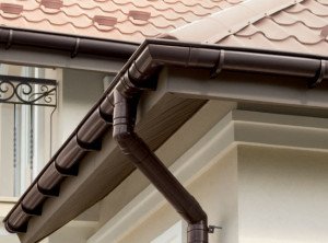 Installation à faire soi-même de gouttières métalliques pour un toit : analyse des technologies + exemple d'installation