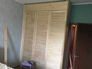 Comment faire une armoire à faire soi-même sur le balcon: idées et instructions pour assembler des meubles