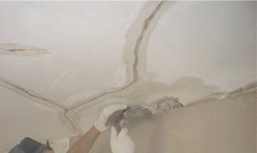 Causes des points humides avec de la rouille au plafond