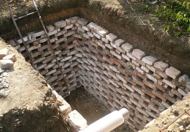 Trou de drainage dans une maison privée de vos propres mains: comment creuser et vous équiper
