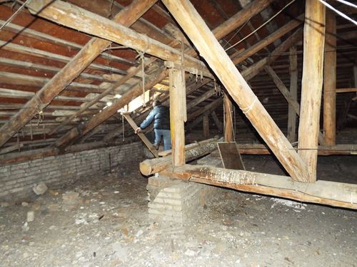 Pourquoi le plafond de la salle de bain fuit-il ?