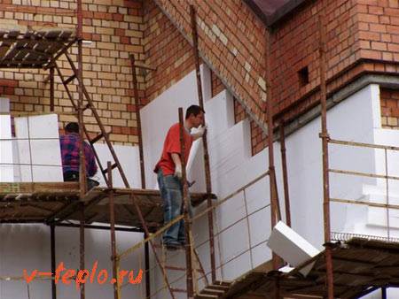 Consommation de gaz pour chauffer une maison de 100 m² : particularités des calculs pour le gaz liquéfié et naturel + exemples avec formules