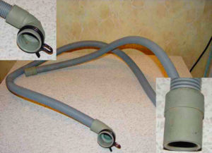 Nous nettoyons nous-mêmes le tuyau de vidange de la machine à laver