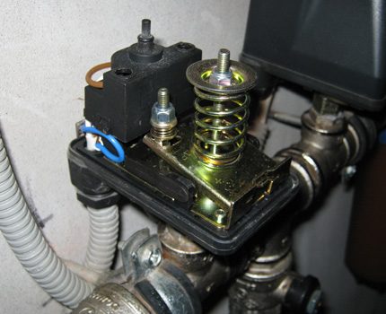 Capteur de pression d'eau dans le système d'alimentation en eau: les spécificités de l'utilisation et du réglage de l'appareil