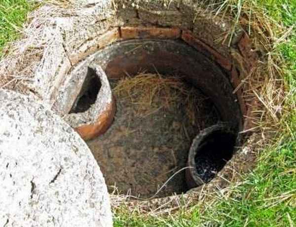 Que faire si les anneaux de la fosse de vidange coulaient: méthodes pour résoudre le problème