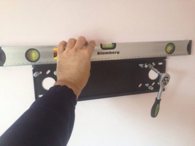 Comment accrocher un téléviseur au mur: conseils pour monter et placer l'équipement