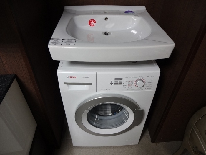 Machine à laver sous l'évier: les nuances de choix et d'installation