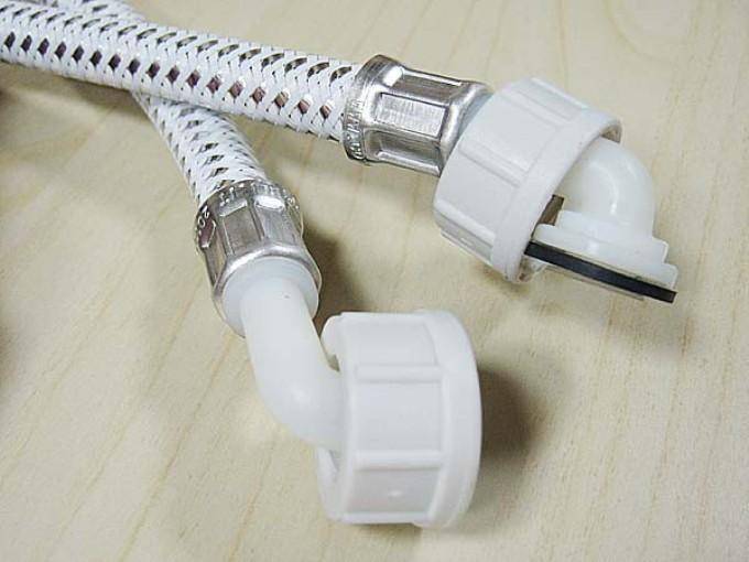 Peut-il y avoir différentes tailles de raccords et d'écrous pour les tuyaux flexibles