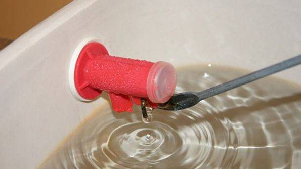 Les toilettes fuient après la chasse d'eau : causes possibles du dysfonctionnement et comment les réparer