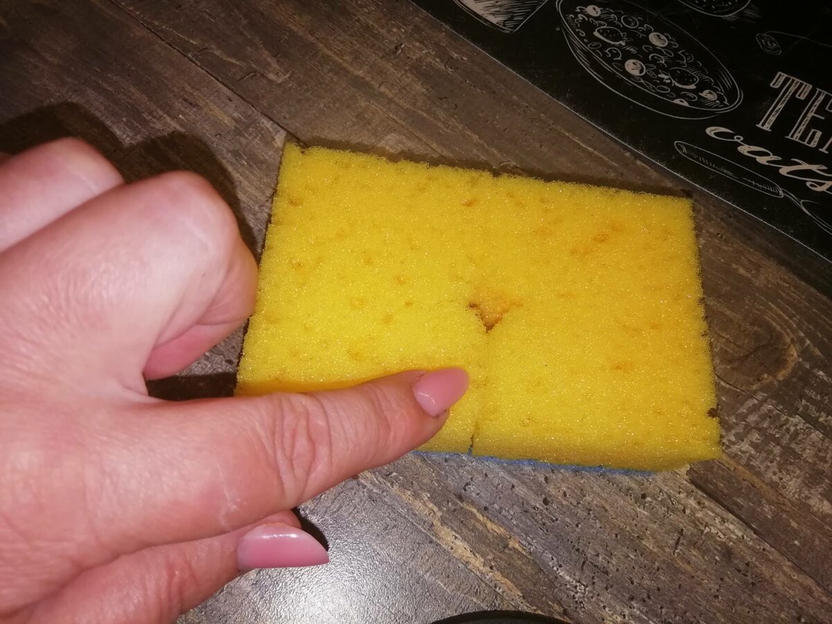 Éponge, chiffon, brosse - ce qui devrait être dans l'arsenal de l'hôtesse pour laver la vaisselle: règles pour laver différents types de vaisselle à la main