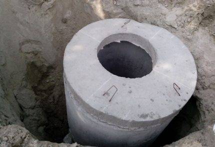 Trou de drainage dans une maison privée de vos propres mains: comment creuser et vous équiper