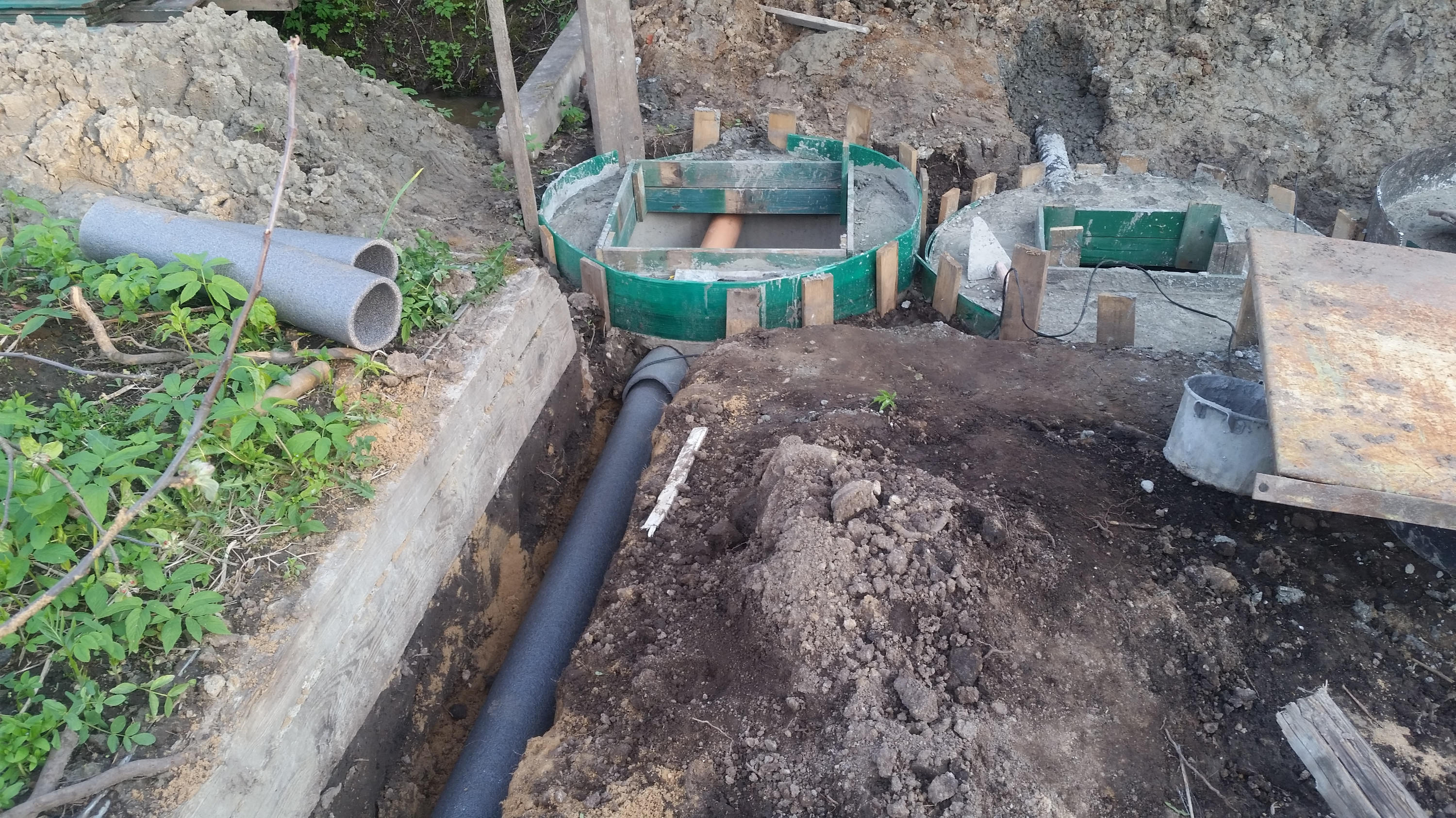 Comment faire un égout dans le pays de vos propres mains: un schéma et des instructions pour l'appareil de