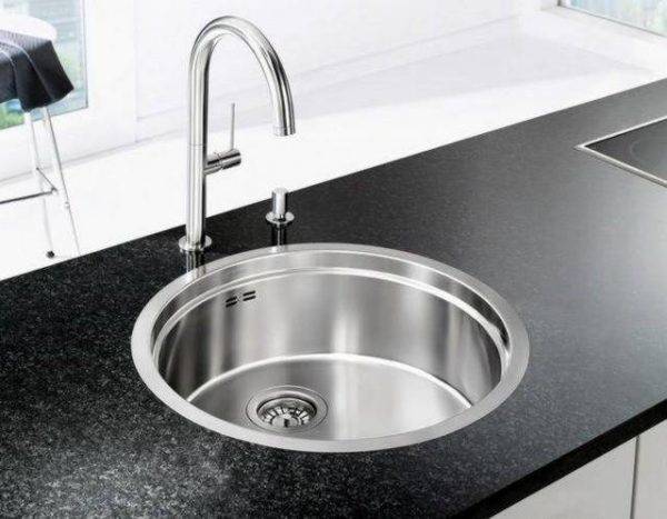 Auto-installation de l'évier dans le comptoir - analyse de la technologie des travaux d'installation