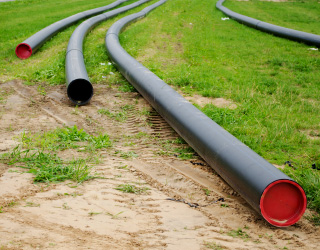 Comment se fait la pose de tuyaux sans tranchée: caractéristiques de la méthode + exemple de travail