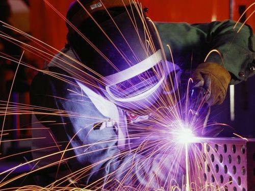 Nous cuisinons des tuyaux par soudure électrique sous un miroir