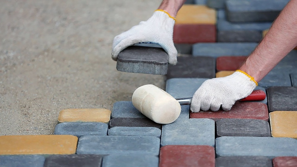 Comment faire des tuiles de bouteilles en plastique. dalles de pavage en plastique - un moyen facile de tracer les voies? principaux avantages de la chaussée en polymère