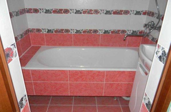 Choisir et installer un écran sous la baignoire de vos propres mains - comment tout faire de manière fonctionnelle et esthétique?