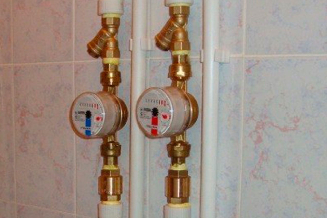 Installation de compteurs d'eau à faire soi-même dans un appartement ou une maison privée: comment l'installer correctement soi-même, ainsi que quels appareils choisir pour l'eau chaude et l'eau froide