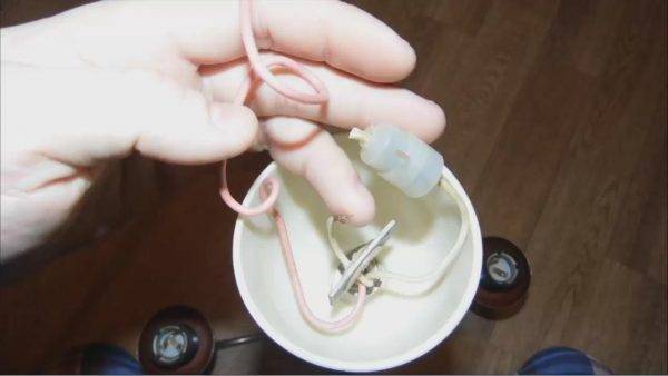 Comment connecter un lustre à un interrupteur à deux gangs: instructions étape par étape