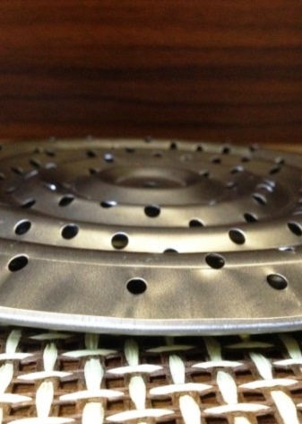 Pourquoi avez-vous besoin d'un tiroir inférieur dans une cuisinière à gaz: façons d'utiliser une palette carrelée