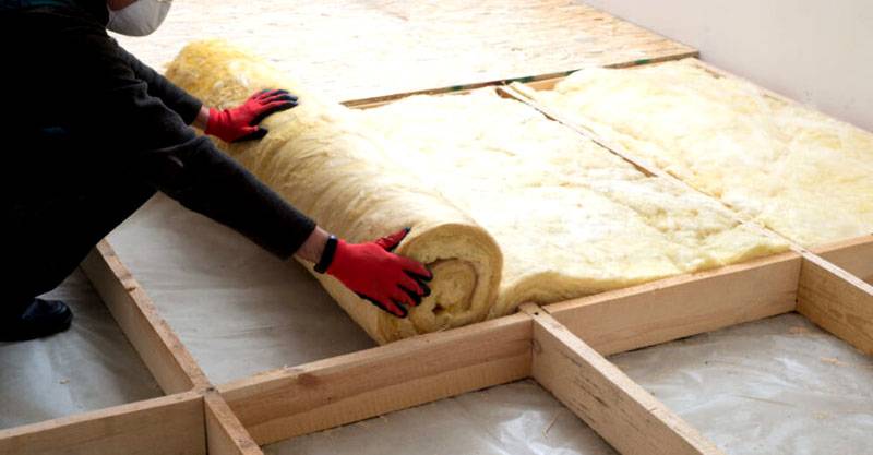 Isolation du sol dans une maison en bois : matériaux pour l'isolation thermique + conseils pour choisir un radiateur