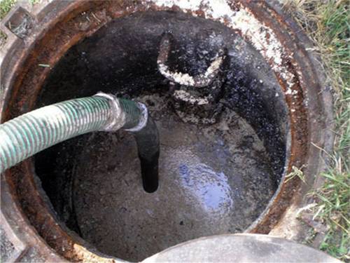 Comment un puisard est construit dans une maison privée: un aperçu des structures + des règles pour leur disposition