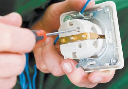 Défaillances courantes des sockets : comment réparer une prise de vos propres mains