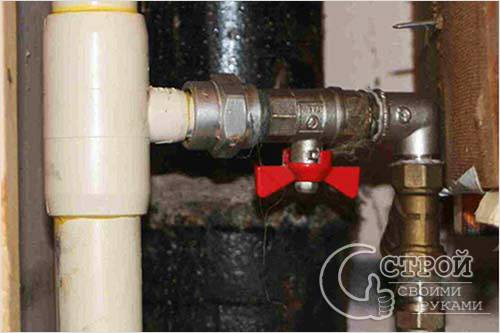 Pourquoi les conduites d'eau de l'appartement bourdonnent-elles fort