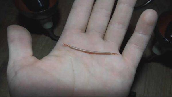 Comment connecter un lustre à un interrupteur à deux gangs: instructions étape par étape