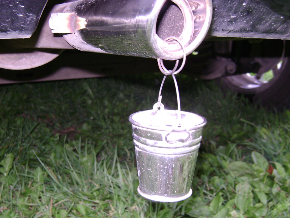 Pourquoi les conducteurs modernes accrochent-ils un seau derrière la voiture