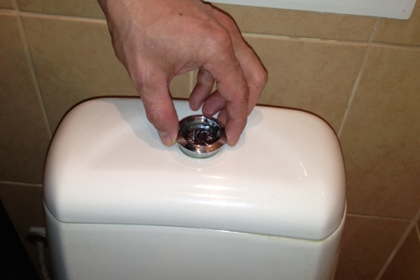 Les toilettes fuient après la chasse d'eau : causes possibles du dysfonctionnement et comment les réparer