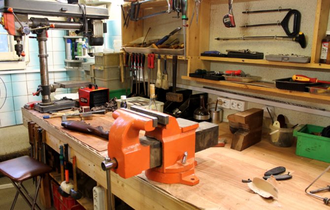 Établi de bricolage dans le garage : guide de montage à la maison