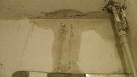 Comment évacuer soi-même l'eau du plafond tendu si les voisins sont inondés ?