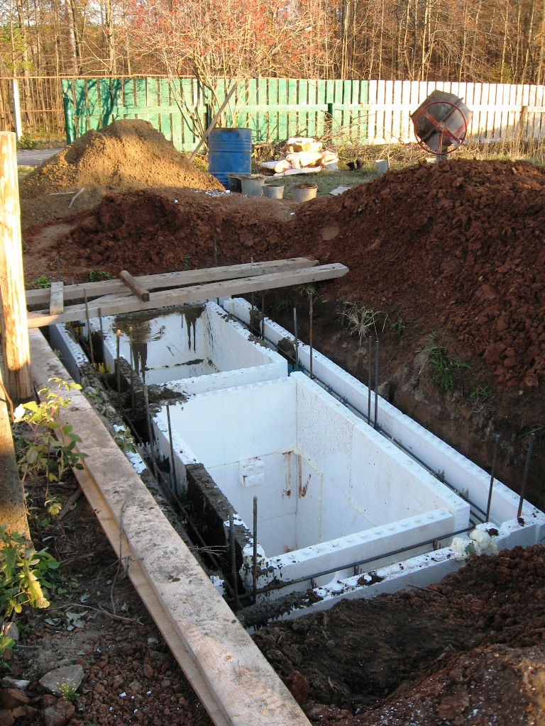 Comment faire une fosse septique en béton de vos propres mains: instructions étape par étape