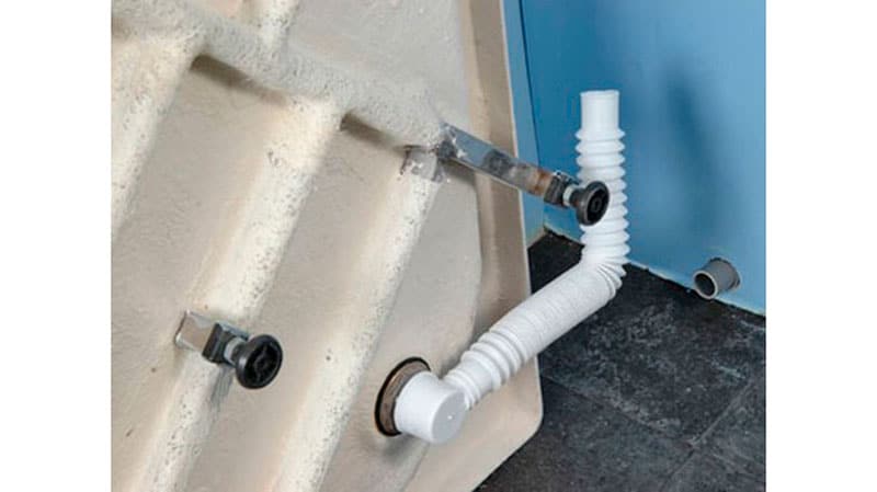 Raccordement à l'arrivée d'eau de la cabine de douche