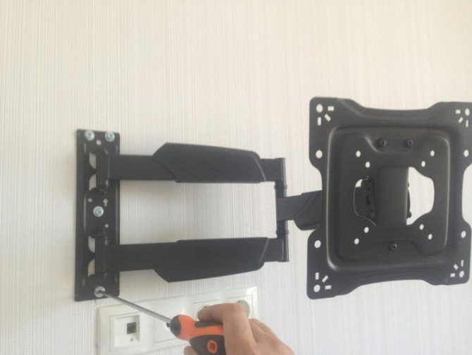 Comment accrocher un téléviseur au mur: conseils pour monter et placer l'équipement