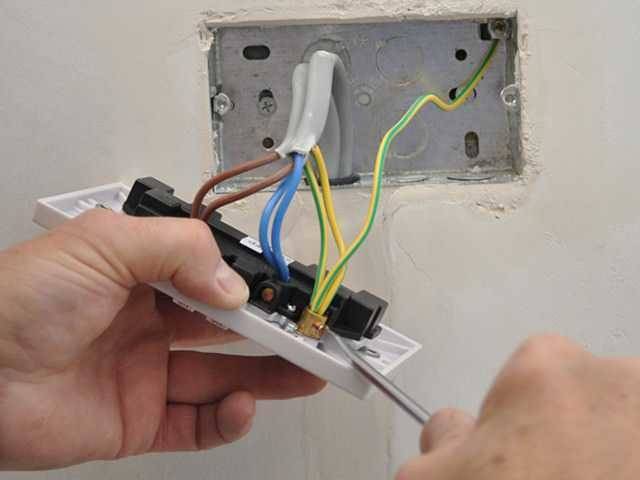 Comment installer et connecter une prise de terre : apprentissage des prises de terre