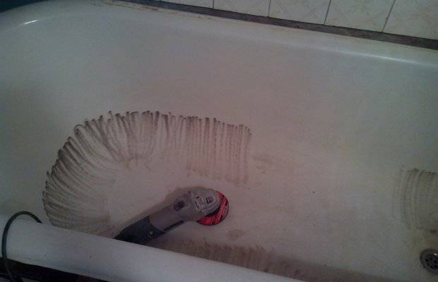 Peindre une baignoire à l'acrylique: nous peignons une baignoire de nos propres mains avec une instruction photo