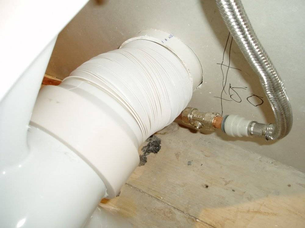 Remplacement de l'ondulation des toilettes: que faire en cas de fuite à la jonction