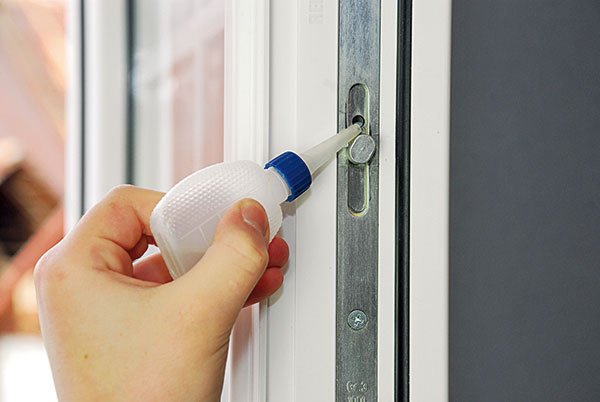 Auto-entretien et entretien des fenêtres en plastique