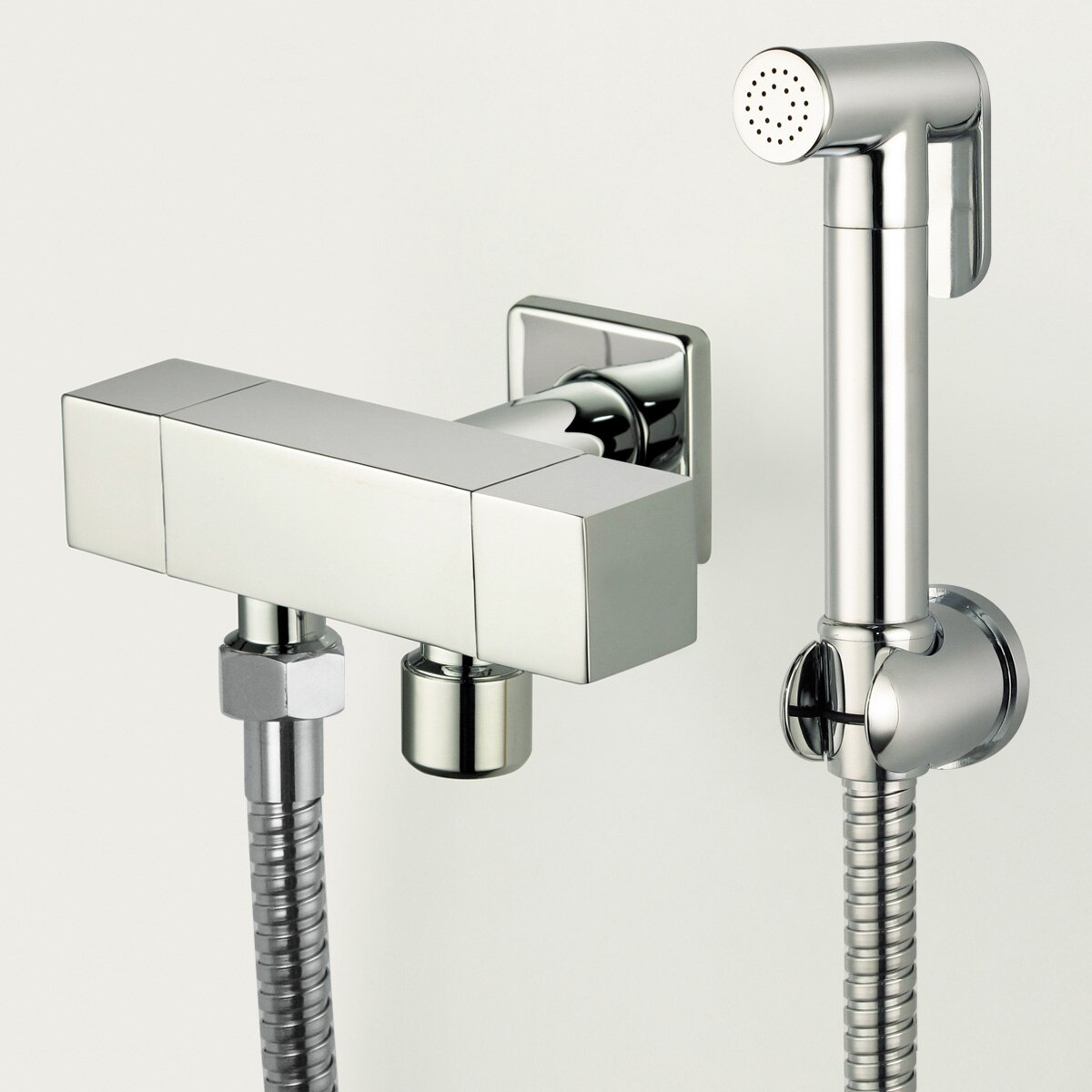 Douche hygiénique. installation d'un robinet avec une douche hygiénique.