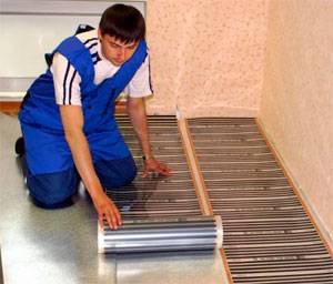 Chauffage au sol sous stratifié : pose et pose de système de film infrarouge