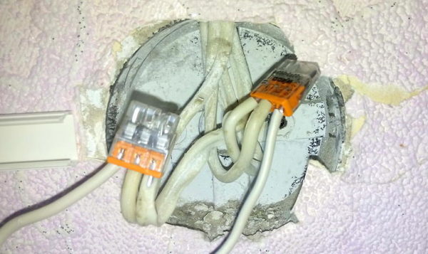 3 façons de déplacer soigneusement l'interrupteur d'éclairage vers un endroit pratique sans fermeture