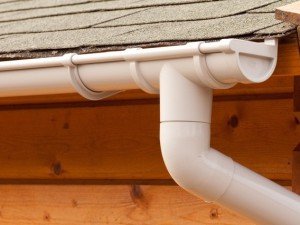 Installation à faire soi-même de gouttières métalliques pour un toit : analyse des technologies + exemple d'installation