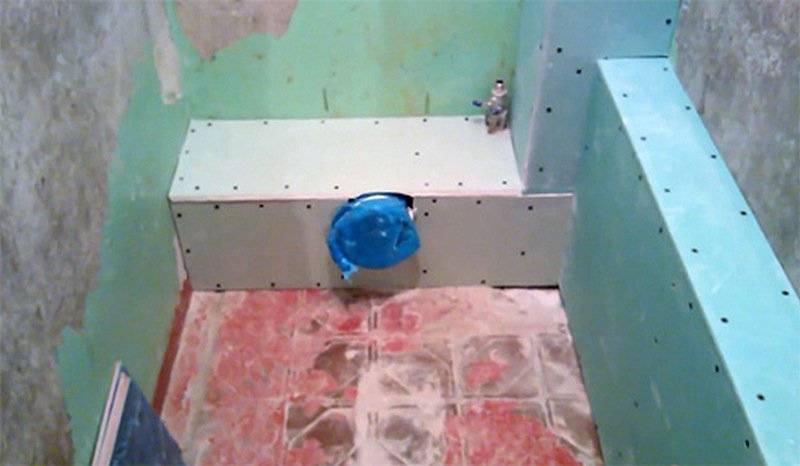 Comment cacher les tuyaux dans la salle de bain: un aperçu des meilleures façons de masquer le pipeline