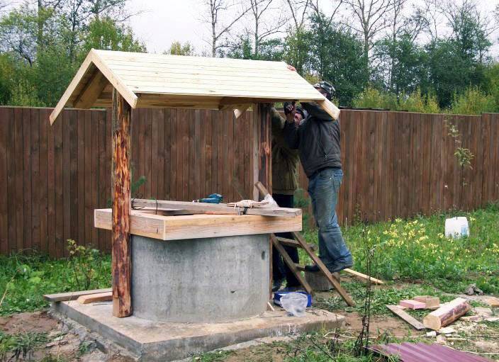Comment construire soi-même une maison en bois pour un puits: une sélection des meilleures idées et un exemple de construction