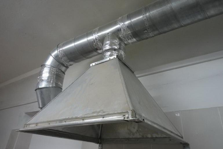 Hotte aspirante pour la cuisine: disposition des structures de ventilation - point j